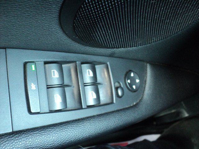 BMW 3 Series 2011 - Image 17