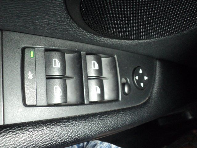 BMW 328i 2011 - Image 18